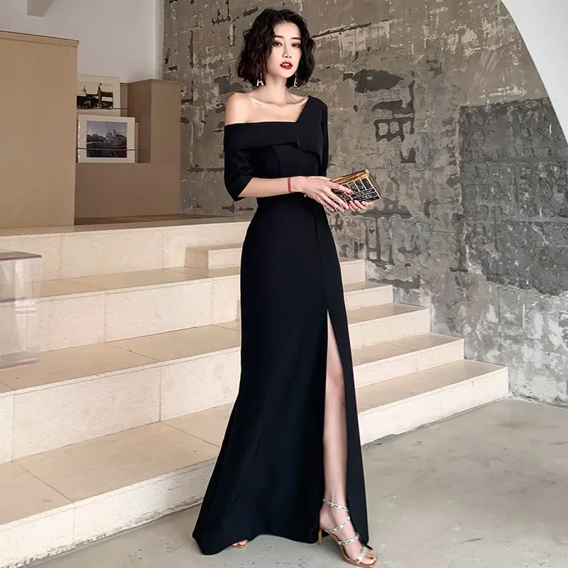 Black No. 42 V-neck backless halter dress for women in summer French style high-end waist pleated beautiful back suspender long