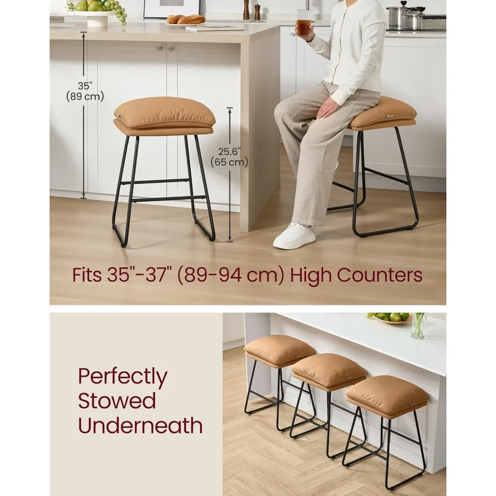 Zestaw 2 skórzanych stołków barowych o wysokości lady z metalowymi nogami i miękką wyściółką zapewniającą komfortowe siedzenie.