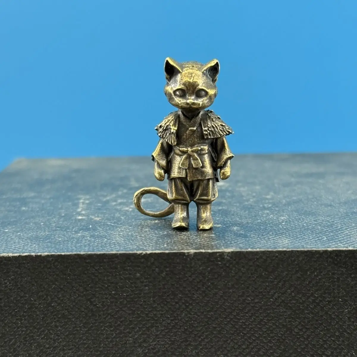 Estatuilla de gato de latón caprichosa de 3,2 cm: detalles de bigote antiguo en miniatura, coleccionable para escritorio, decoración de sabor mítico oriental