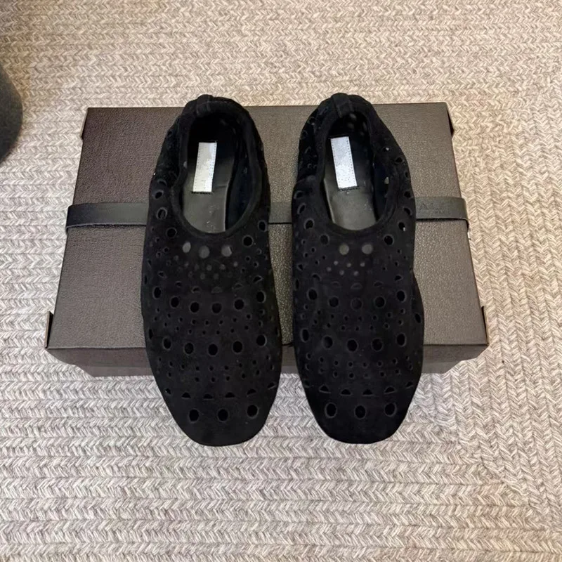 

Французский дизайнерский бренд: Оригинальные туфли с перфорацией и плоской подошвой, мягкие дышащие слипоны с низким вырезом