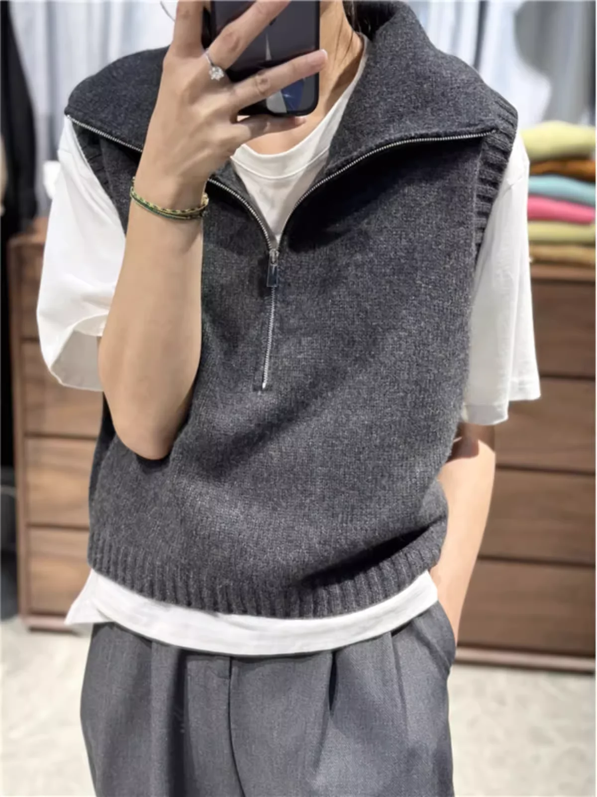 

Новый кашемировый жилет осенне-зимний женский жилет с лацканами на полумолнии с высоким воротником и вязаным жилетом без рукавов.