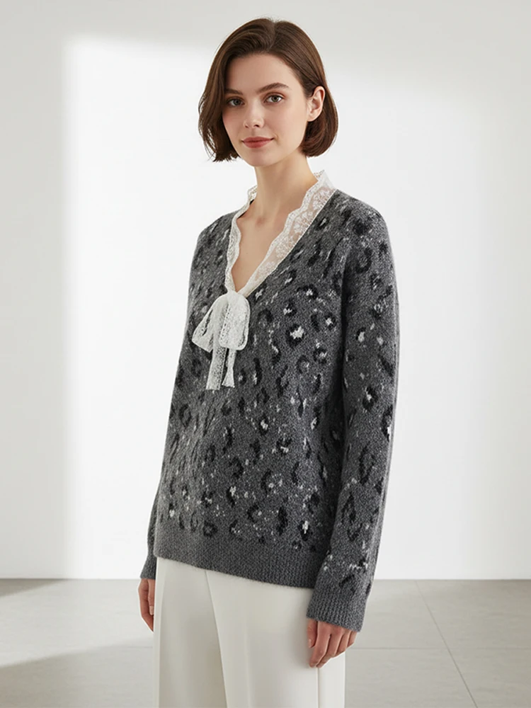 Sweter damski z dzianiny w panterkę, elegancki, z koronkowym dekoltem w serek, długie rękawy, luźny krój, na co dzień, do pracy, na jesień 2025.