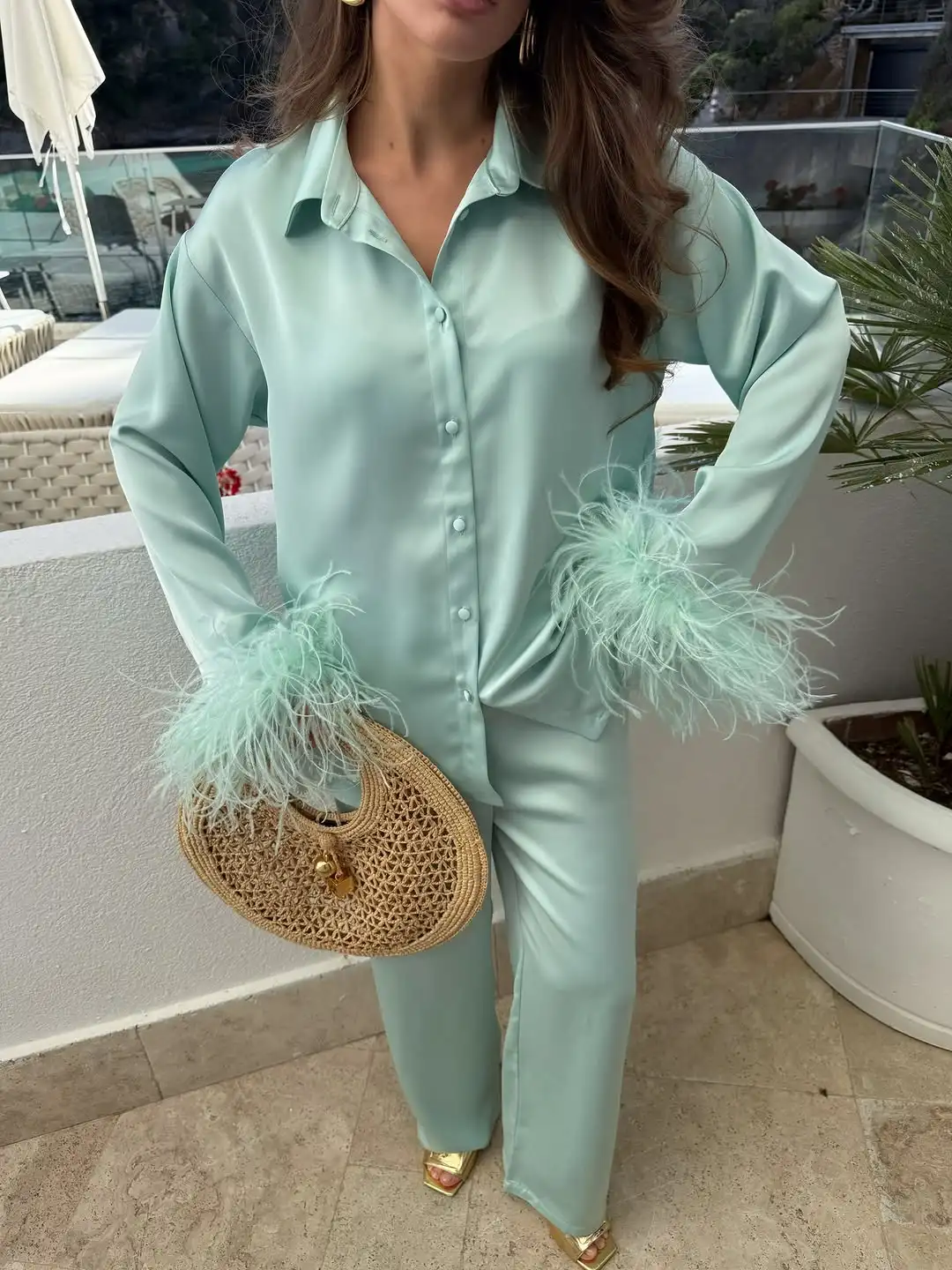 Conjunto de Dos Piezas en Satén Suave Verde Menta, Camisa con Solapa y Detalle de Plumas, Combinada con Pantalones Anchos, Ideal para Vacaciones en la Isla, Ropa Casual