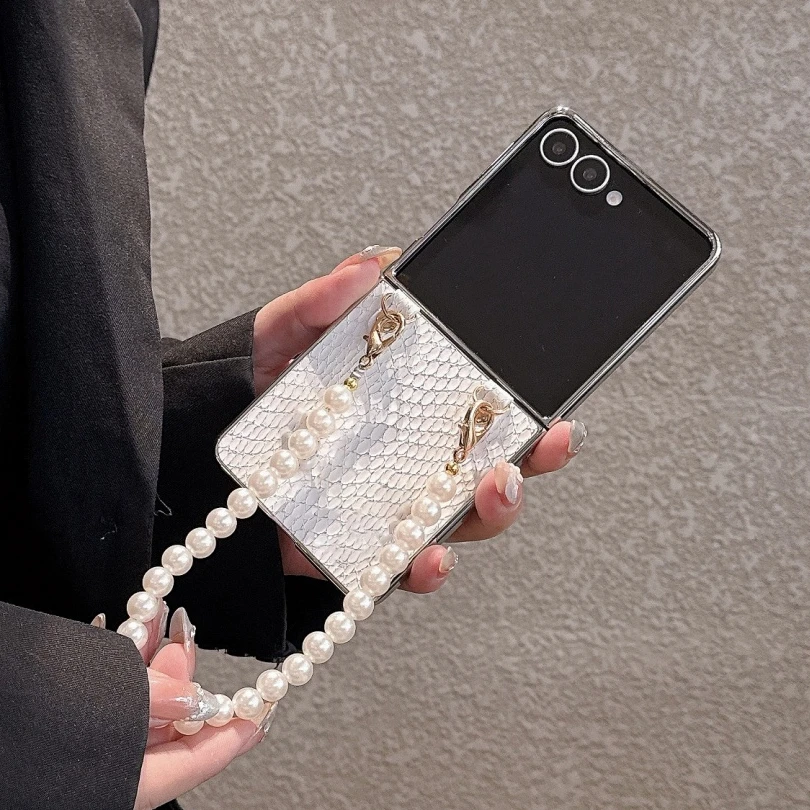 Custodia in pelle PU serpente placcatura di lusso per Samsung Galaxy Z Flip 7 FE 6 5 4 3 Flip7 Custodia per telefono con catena a mano con braccialetto di perle carino
