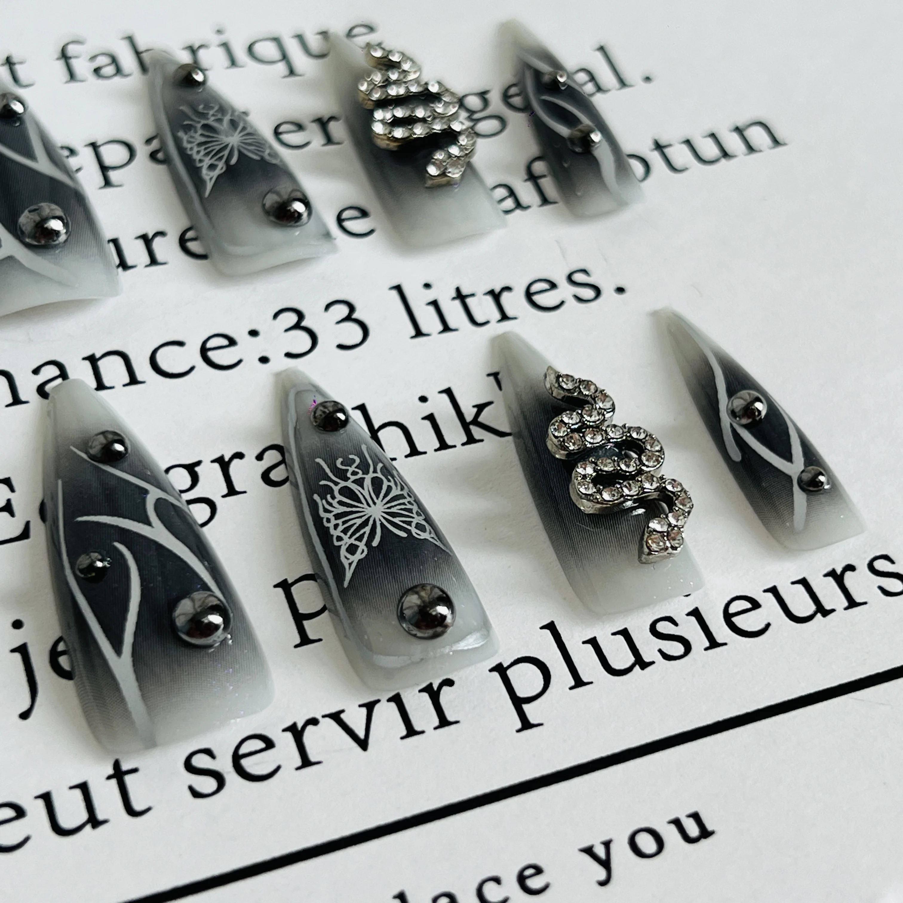 

24pcs Medium To Long Pointed End Dark Black Detachable Nail Y2K Butterfly Pattern 24 Nails Of Different Sizes