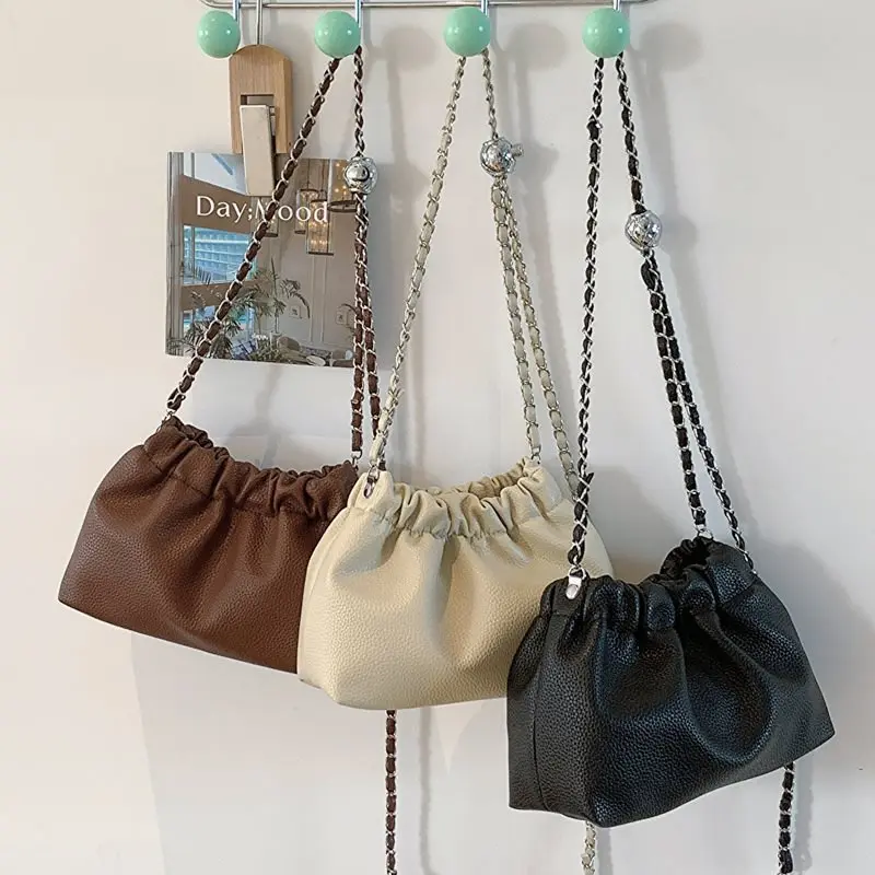 Bolsa de ombro com corrente da moda feminina, bolsa crossbody feminina de cor sólida pu, design com cordão plissado
