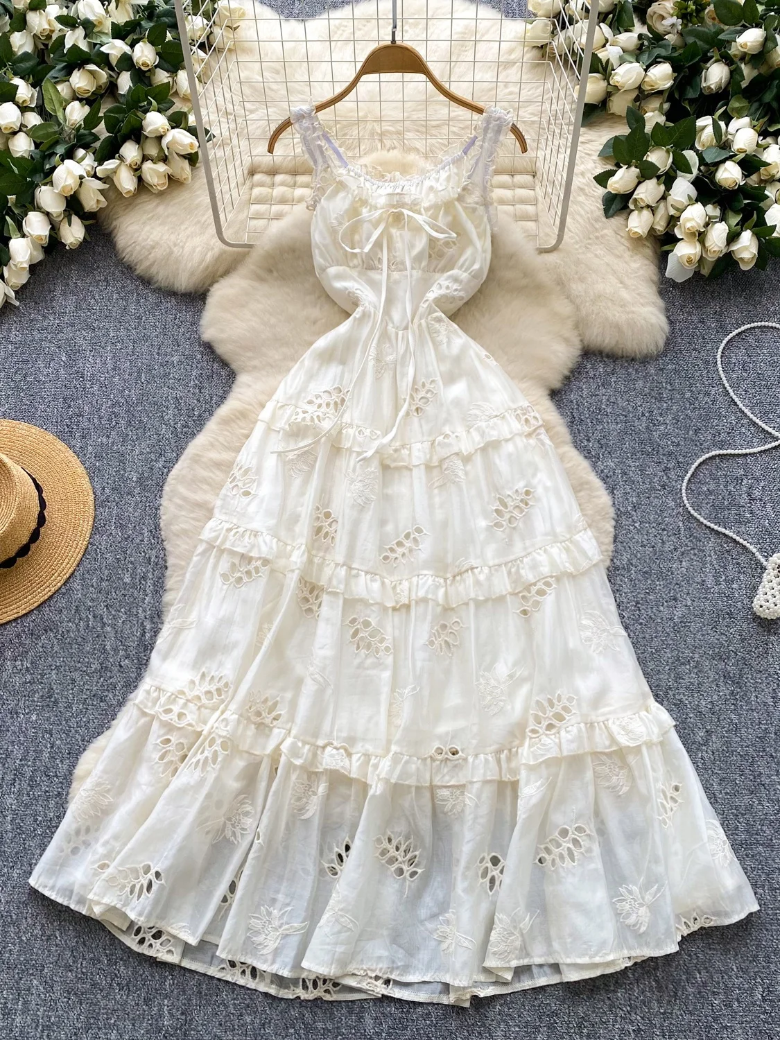 فستان متوسط الطول بتصميم A-Line مع تطريز ثقيل على الخصر، مناسب للعطلات، يُبرز جمال المرأة ويعطيها مظهراً رومانسيًا.