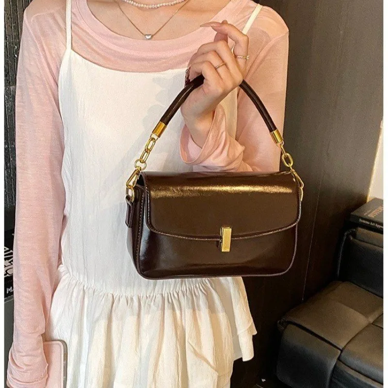 

Элегантная женская сумка в парижском стиле, высококачественная кожаная классическая сумка-мессенджер через плечо для повседневного использования.