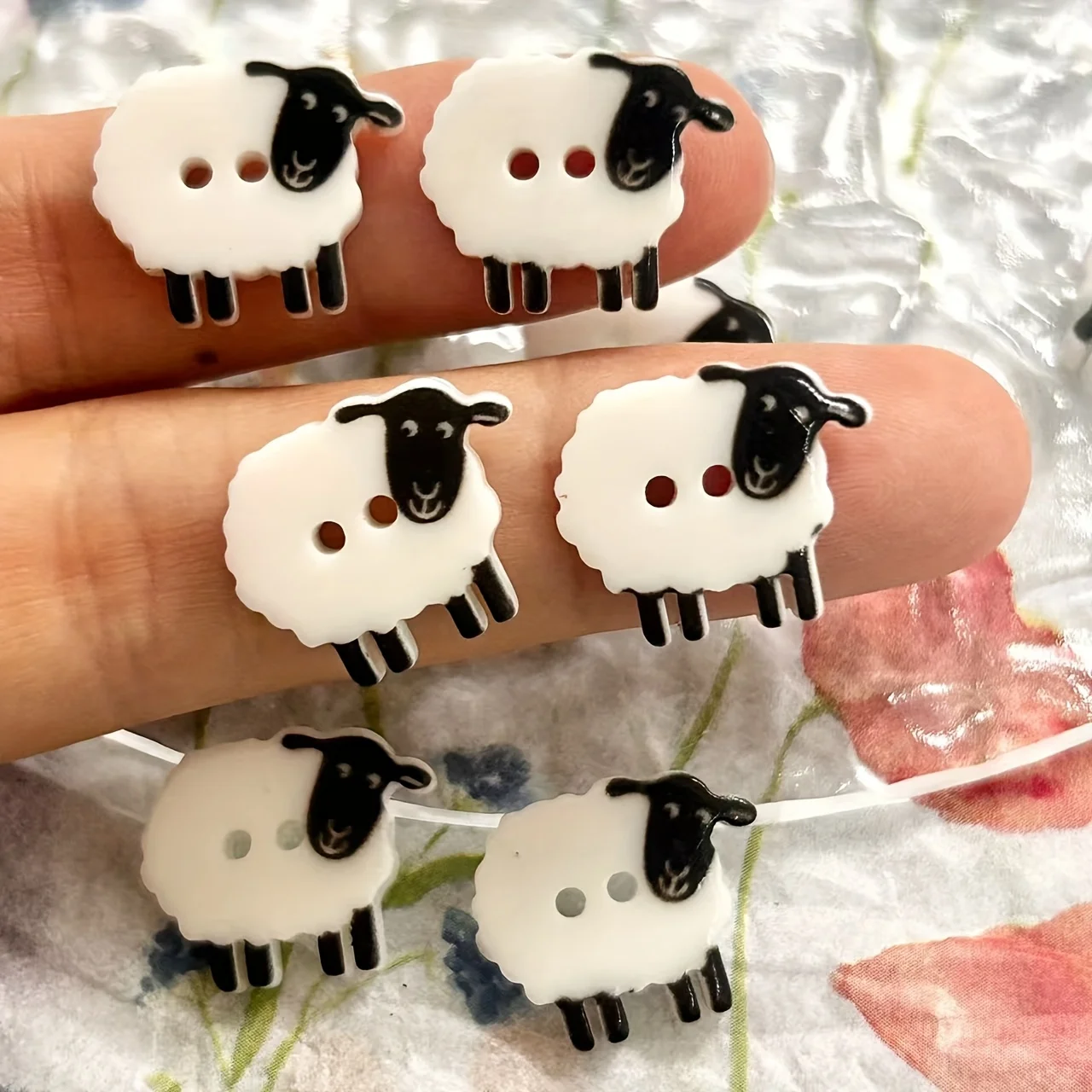 Botões de resina em forma de ovelha 1/10 com olhos e orelhas pretas, textura fofa - botões redondos de tecido DIY adequados para roupas