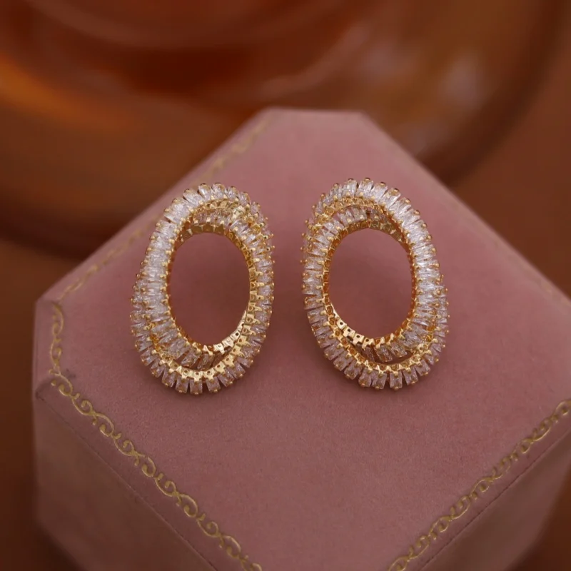 2025 الكورية تصميم جديد مجوهرات الأزياء 14K مطلية بالذهب البيضاوي الزركون الصليب أقراط فاخرة المرأة اكسسوارات الحفلات