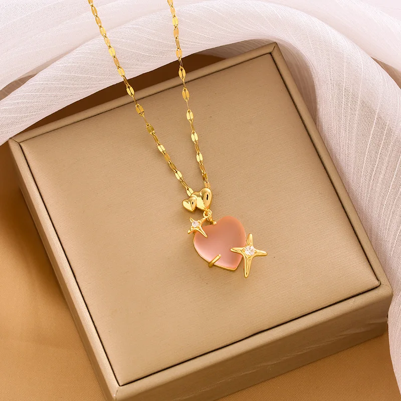 여성스러운 터치와 하트 모양의 쇄골 체인 펜던트가 돋보이는 인기 있는 차가운 우아함의 목걸이