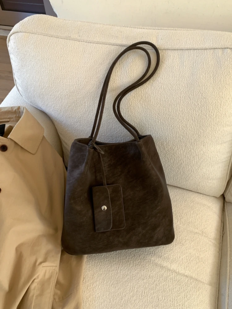 

Fashionable Large Capacity Bucket Bag Women's Commuter Shoulder Bag Casual Versatile Handbag Underarm Bag Stylish Trendy PU L...