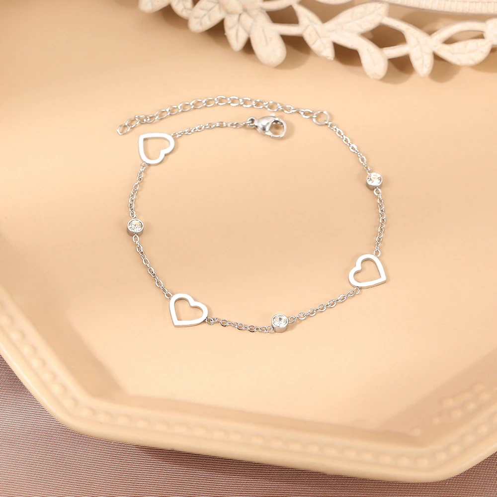 Braccialetti in acciaio inossidabile Squisito ed elegante cristallo con zirconi a forma di cuore cavo Bracciale alla moda per gioielli da donna Nuovi regali