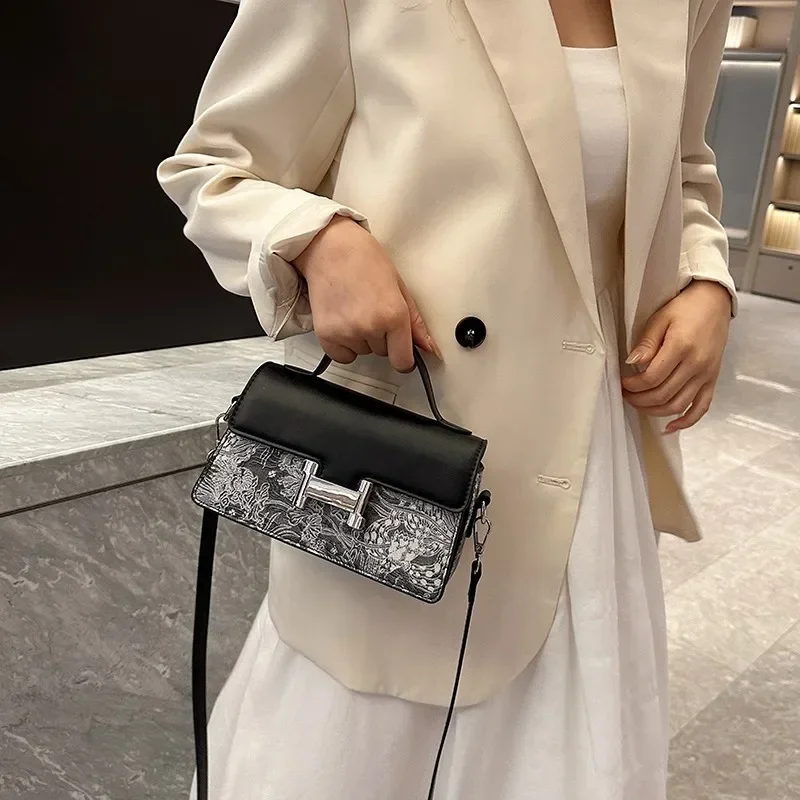 

2025 Women's Niche Personalized Shoulder Bag - Simple Fashion Casual Foreign Style Messenger Bag