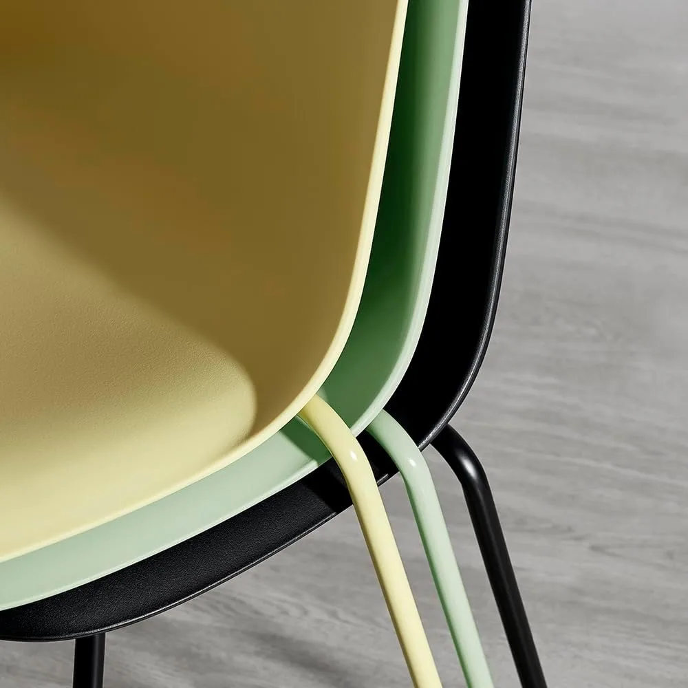 Minimalistyczne przemysłowe plastikowe krzesło do jadalni z metalową nogą, szybki montaż, odpowiednie do kawiarni wewnętrznych i zewnętrznych