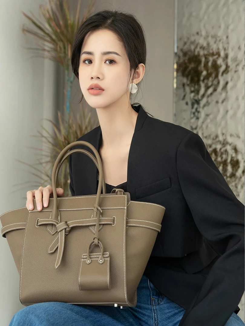 

Luxury High Quali Cowhide Handbags for Women Faion Large Brit Sle Lo Bule Zipper Closure Versatile oulder Bag