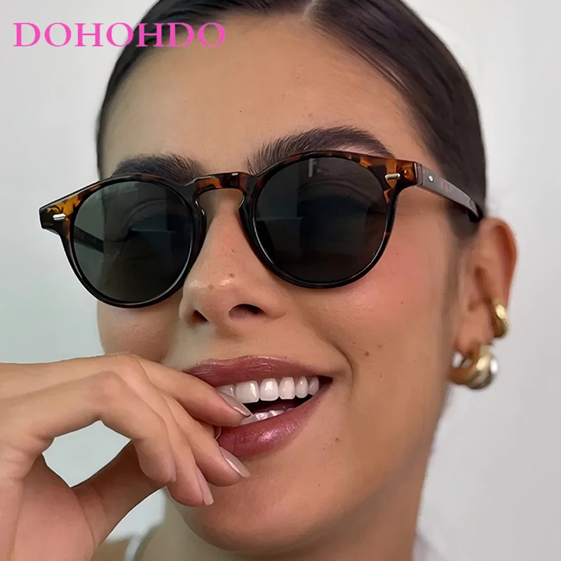 

New Brand Designer Eyeglass Man Classic Vintage Rivets Decorate Small Round Frame Sunglasses Women Travel Driving Eyeglass UV400