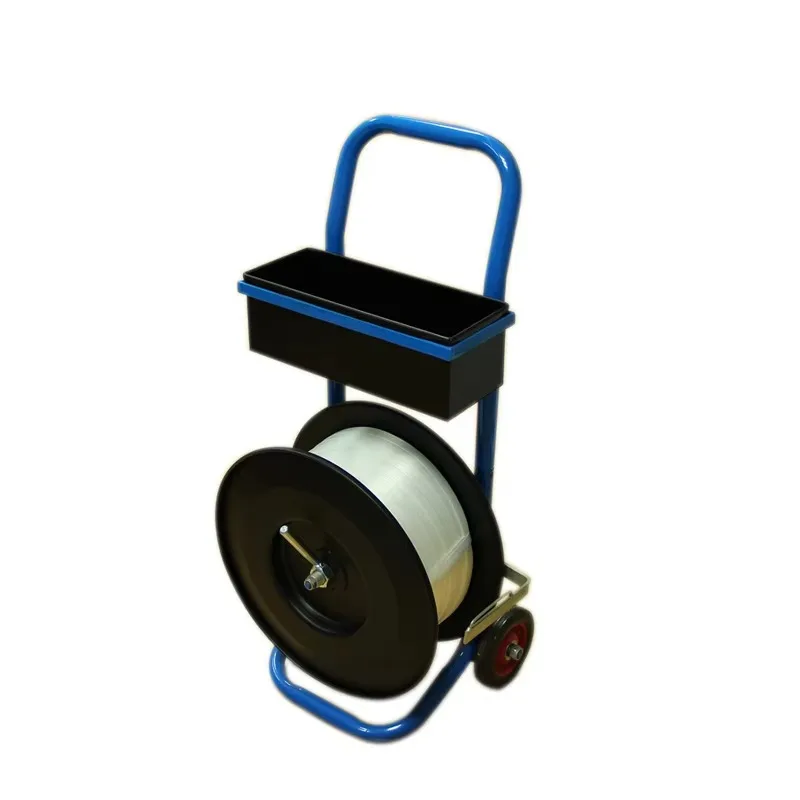 Fabrycznie wykonany na zamówienie przenośny wózek do taśm stalowych z kółkami, przeznaczony do taśm poliestrowych kompozytowych o średnicy rdzenia 200 mm.