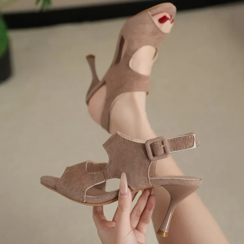 2025 صيف جديد اللمحة تو المرأة المفتوحة تو الصنادل موضة حفلة رقيقة الكعوب مشبك حذاء بسيور أنيقة الصلبة حجم كبير الصنادل