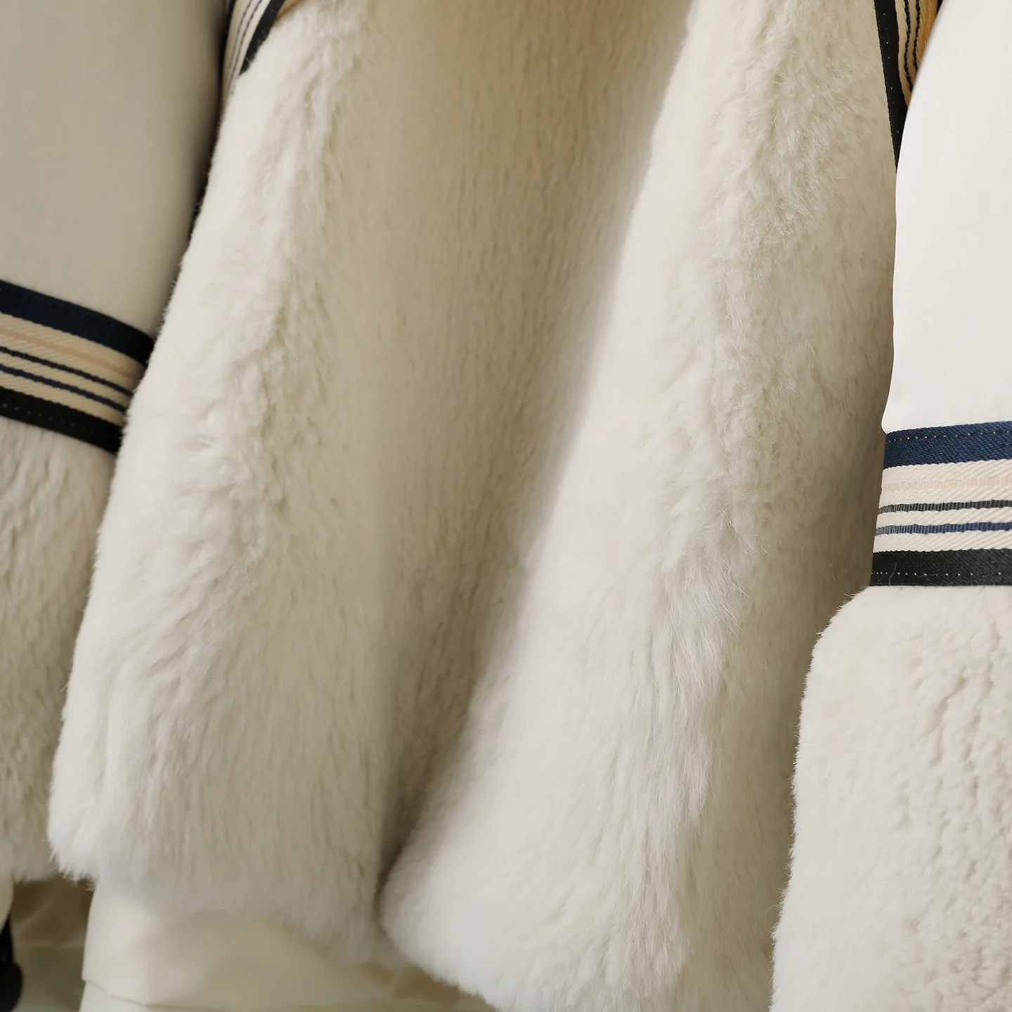 Veste doublée de fourrure de lapin pour femme, manteau ample et léger, capuche amovible, manches longues, Style élégant pour les déplacements, hiver 2025