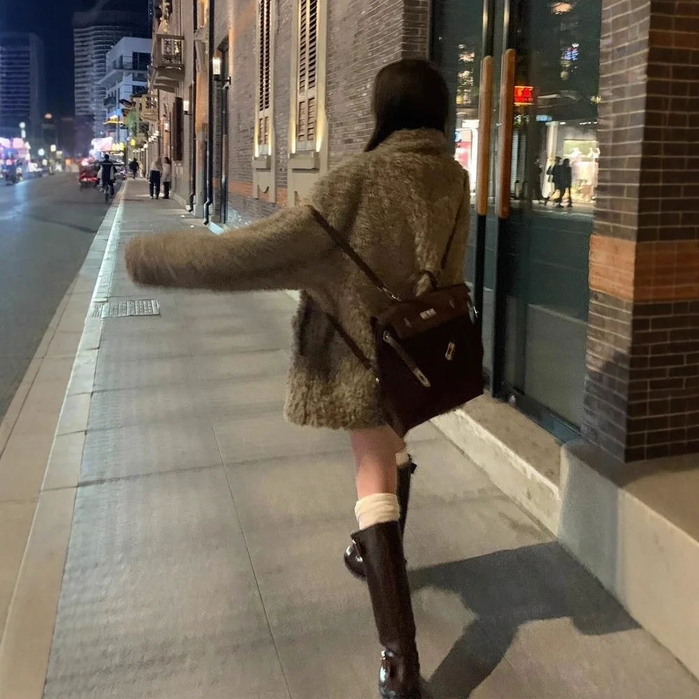 Dwustronny damski płaszcz zimowy ze sztucznego futra, łączony z skórą, z wełny jagnięcej, zapinany na guziki, luźny damski płaszcz z futra, casualowy płaszcz z ekologicznego futra.