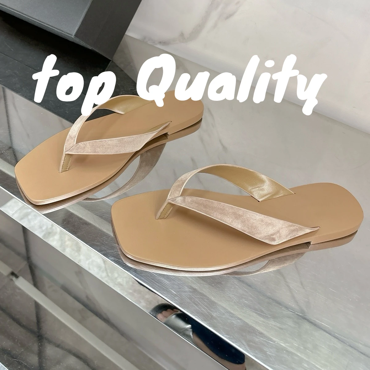 

Summer slippers simple style flip flops New womens flip flops Leather material Solid color flat bottom design