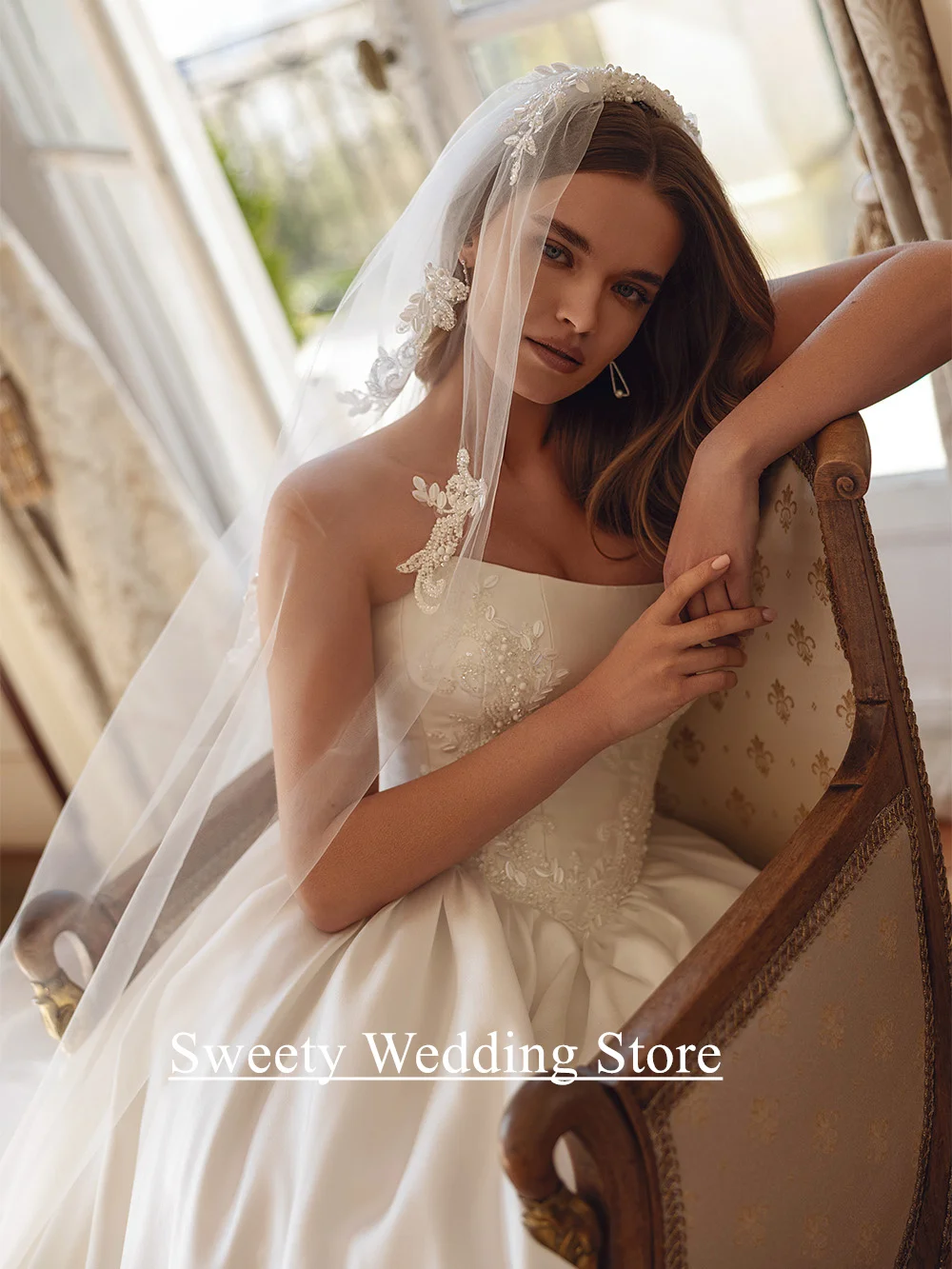 فستان زفاف ساحر فستان زفاف مخصص بدون حمالات بدون أكمام مزين بالخرز على شكل حرف A ذيل شابيل فساتين العروس الساتان