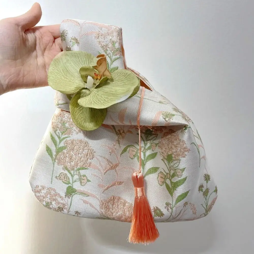 Bolsa con colgante de flor, bolsa de almuerzo con temperamento, bolsa de muñeca con nudo de borla, accesorios Cheongsam, nuevo bolso de estilo chino, bolsa para artículos pequeños