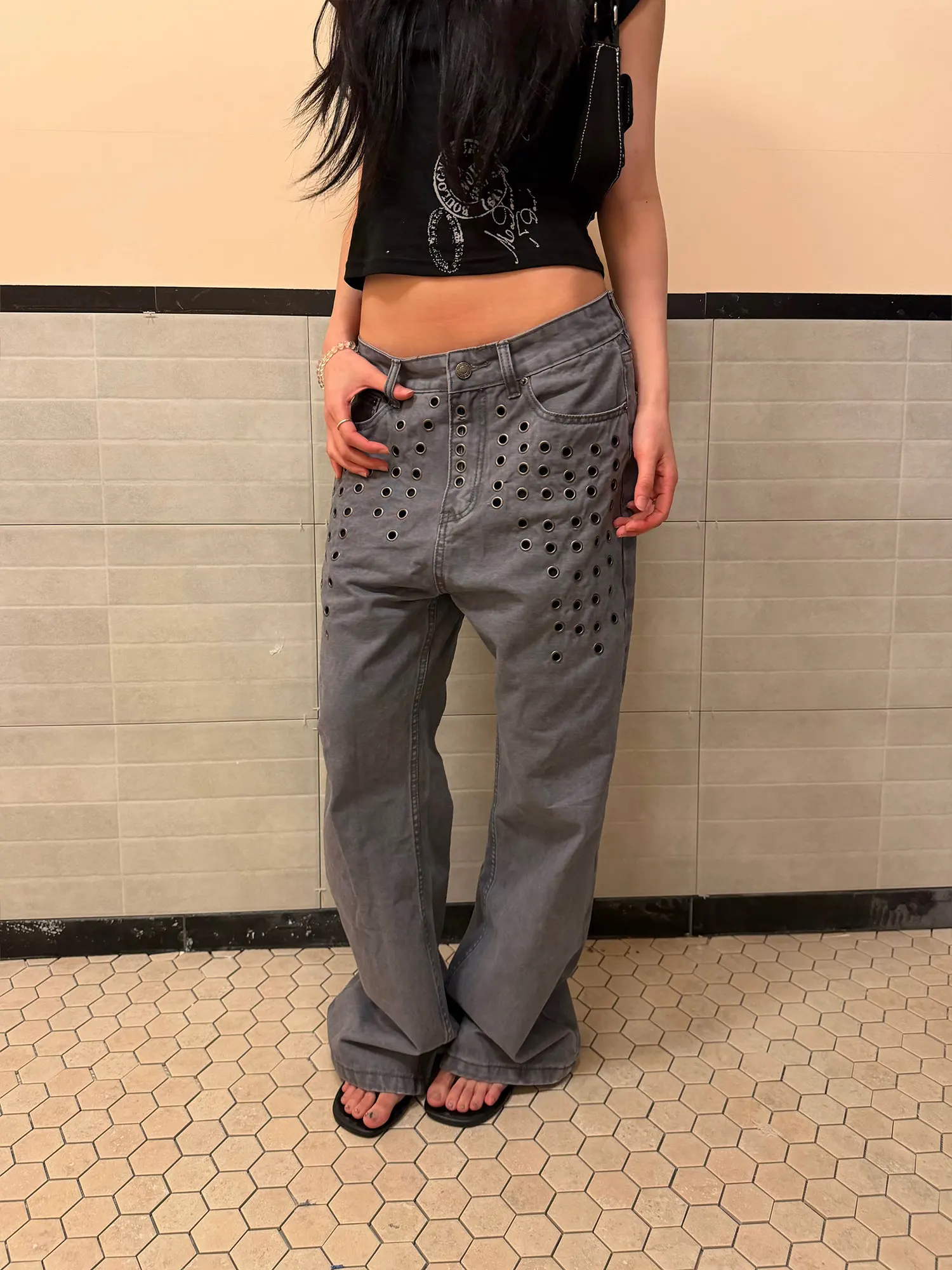 

Y2K Street Style Hollow Out Rivet Decor Jeans Women American Vintage Loose Straight Leg Ins Niche Design Casual Denim Pants