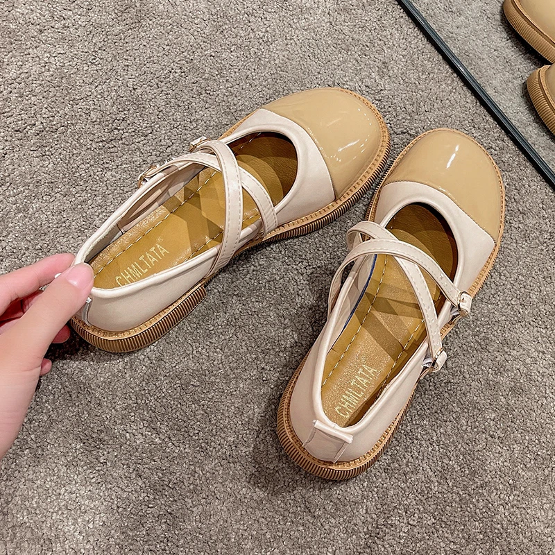 أحذية جلدية صغيرة كلاسيكية لربيع وخريف 2025 طراز جديد، حزام رفيع بمقدمة مستديرة وفتحة مسطحة ونعل مسطح، أحذية نسائية فردية