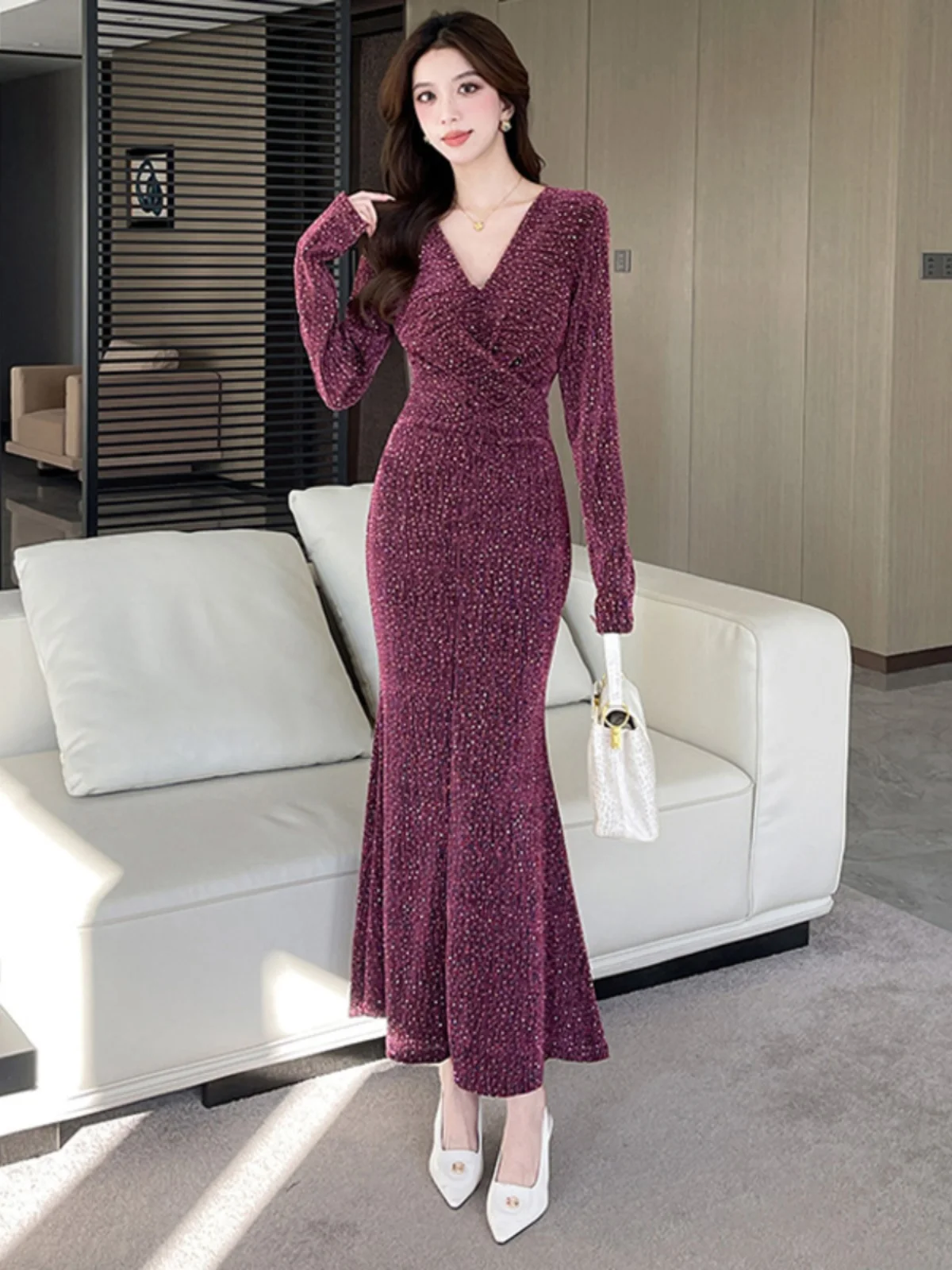 เดรสทรงเมอร์เมดผ้าไหมเนื้อนุ่มสีสดใส ดีไซน์คอวีไขว้ผูกโบว์ สไตล์หรูหราสง่างาม ยืดหยุ่นได้ เหมาะสำหรับงานปาร์ตี้หรืองานพรอม