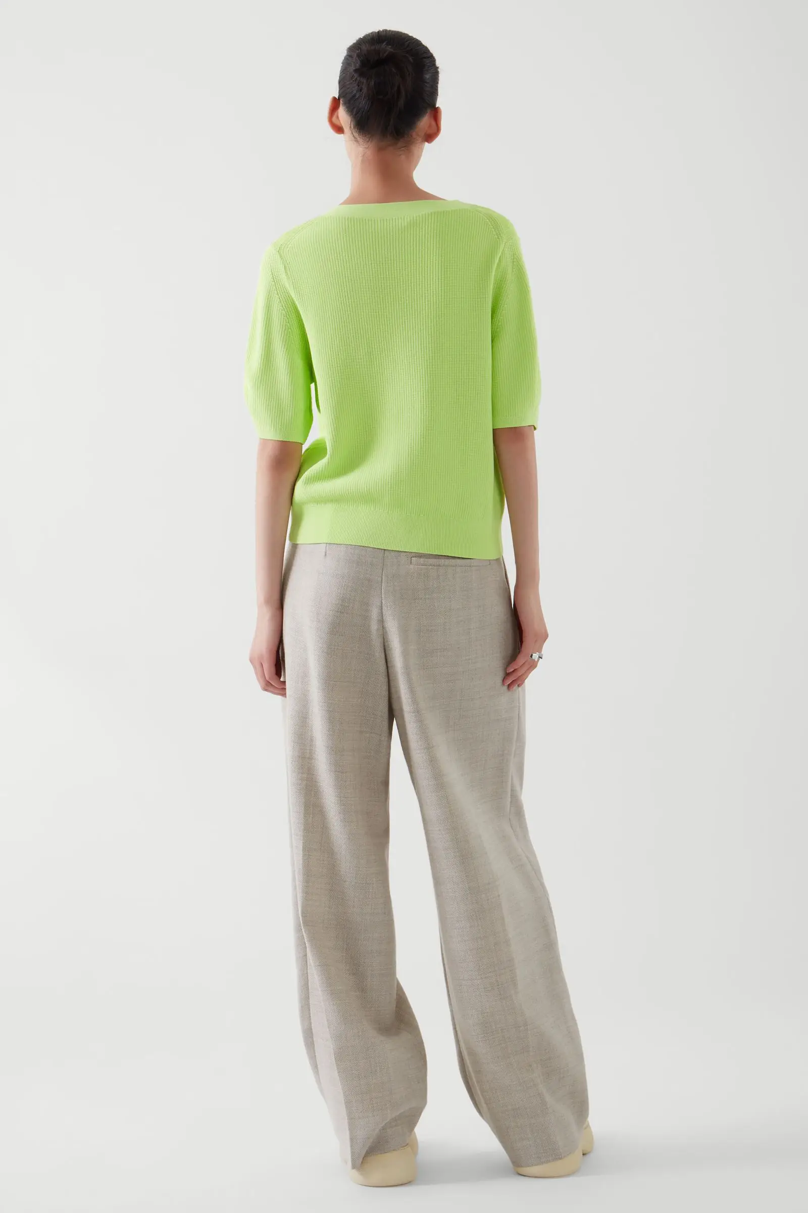 Ethereal MD 2025 cos automne nouveau style de dames décontracté et à la mode standard col en v tricoté à manches courtes cardigan