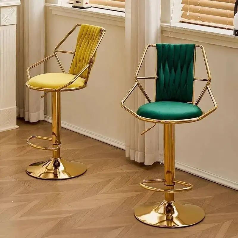 Drehbarer Premium-Barhocker: Samtpolsterung, Höhenverstellung in Golddetails – moderne, luxuriöse Barhocker mit hohem Hocker für die Küche