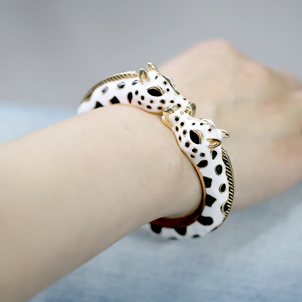 Hot Luxury Statement Giraffe Cuff Bracelet Animal Bangle for Women Gold Plating Multicolor Enameled Bangle Jewelry 6 Colors