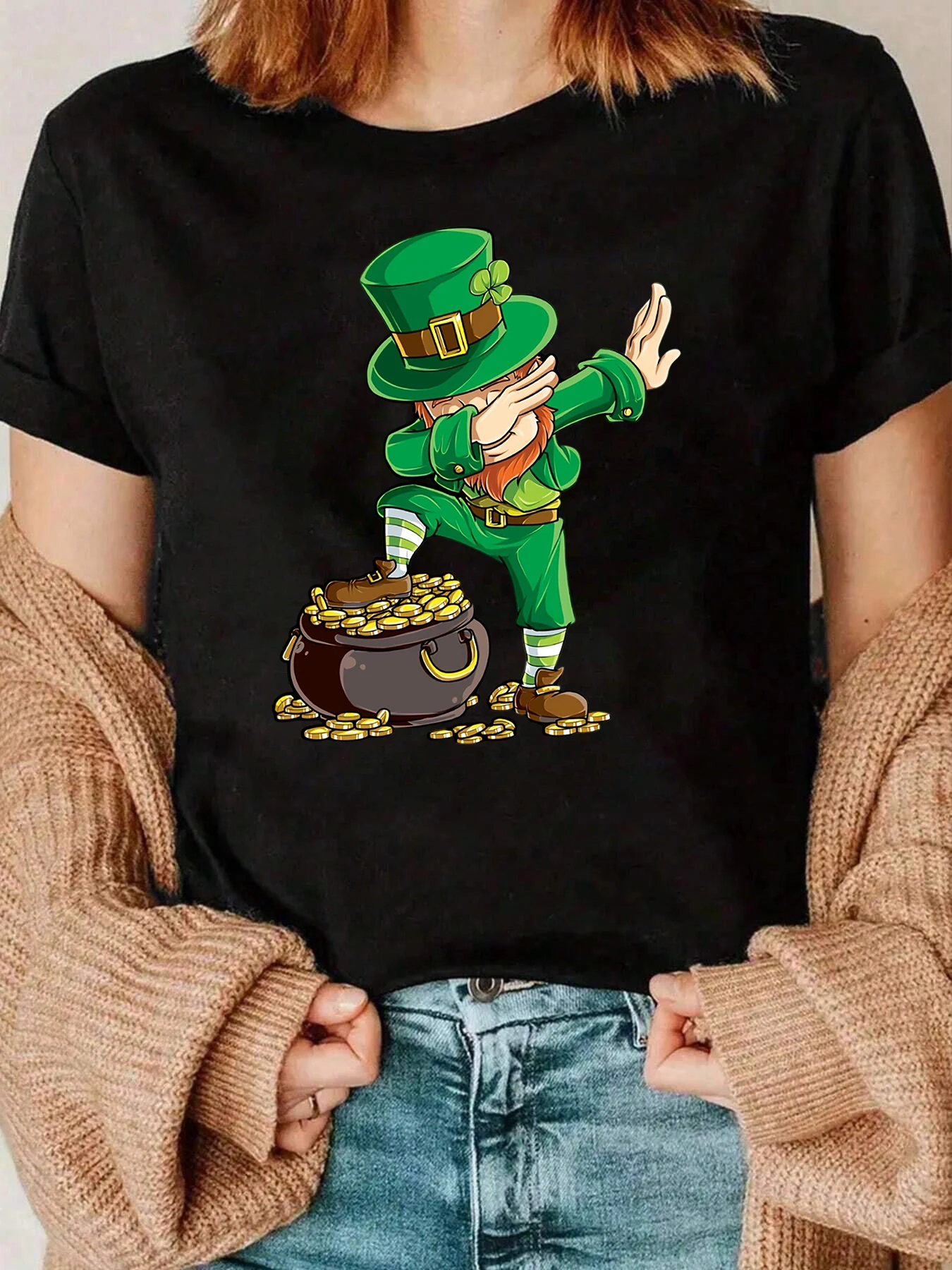 Léprechaun tamponnant avec pot d'or imprimé saint-Patrick t-shirt tenue décontracté femmes 220g