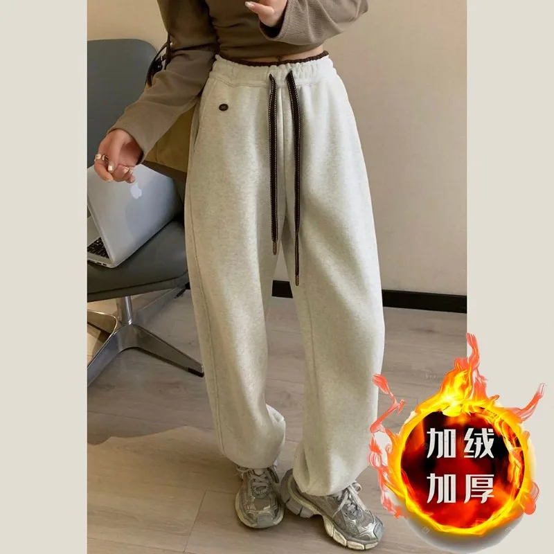 Calça de moletom cinza esportiva de veludo 2025 outono e inverno novas calças casuais soltas e drapeadas leggings para mulheres