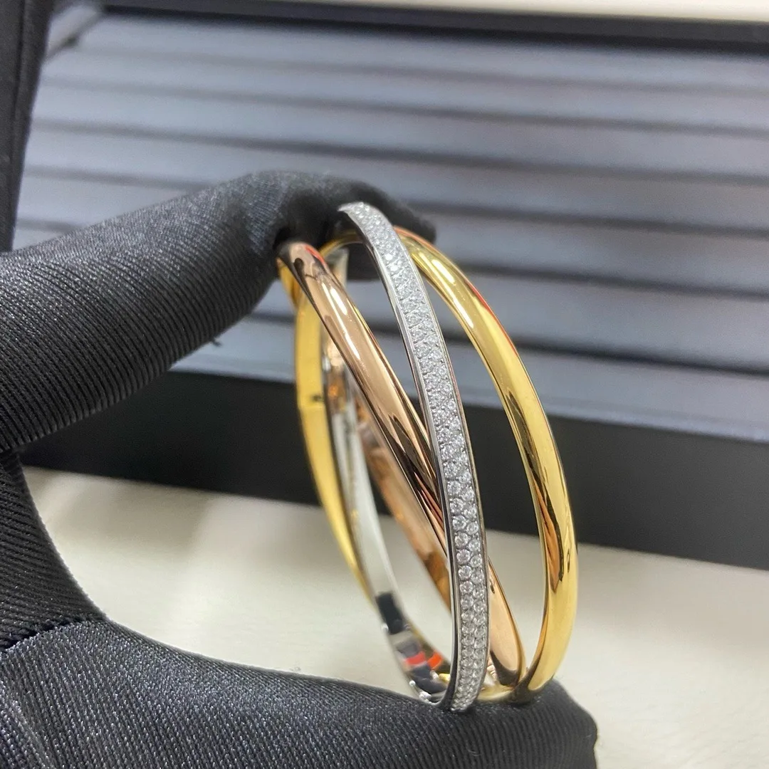 

The 2025 new classic circular cross elegant three-color three-ring geometric fashion pattern V-shaped gold bracelet with diamond