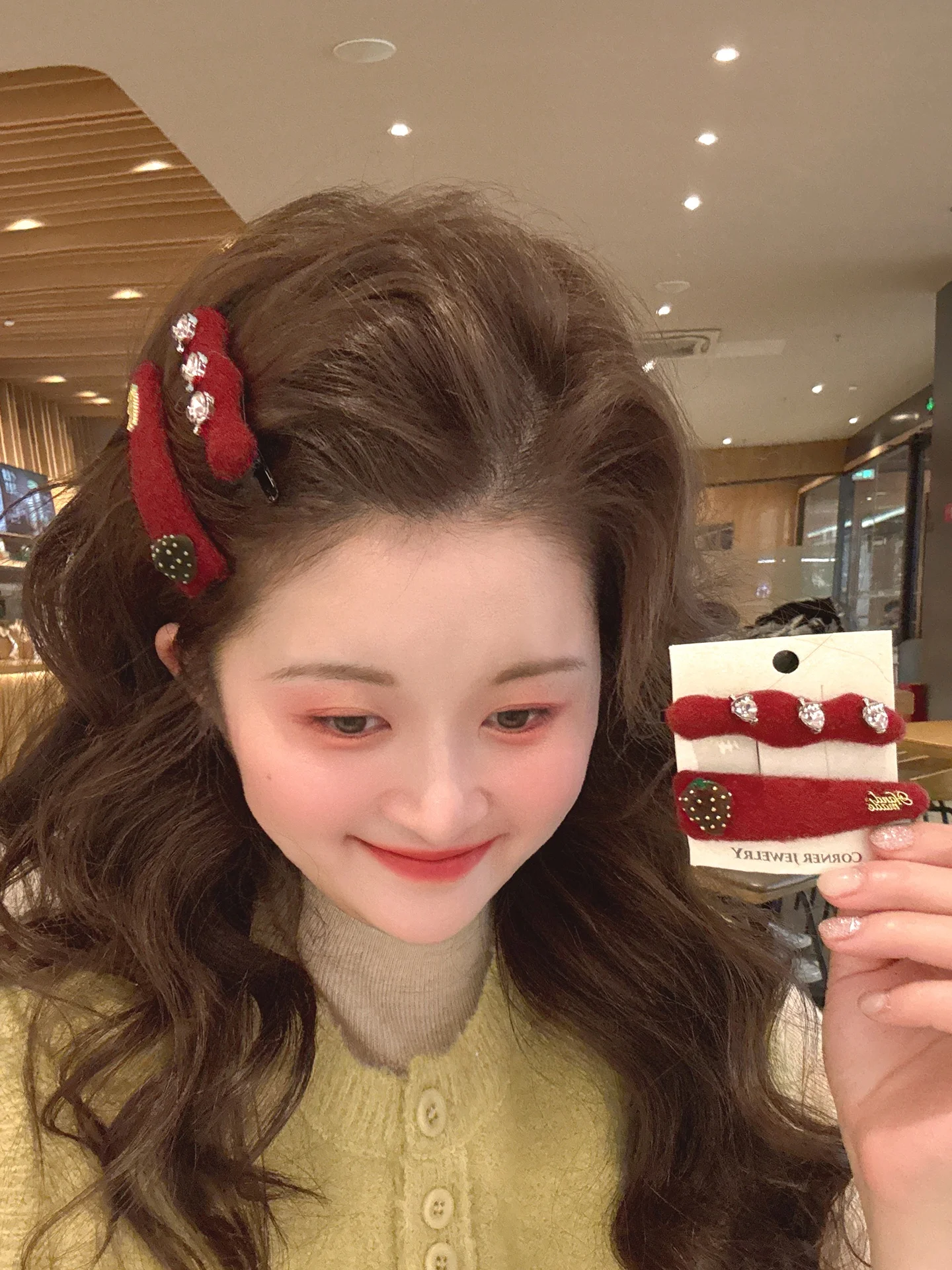 presilha-de-cabelo-vermelha-fofa-com-morango-e-diamantes-brilhantes-–-acessorio-de-cabelo-de-ano-novo-doce-e-elegante-para-mulheres-e-meninas