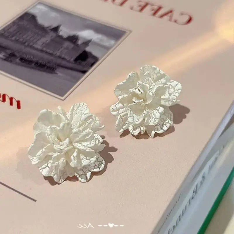 Fashion Korean White Flowers Stud Earrings Women Simple Personality Design Fold Petals Wedding Birthday Gift Jewelry Wholesale
