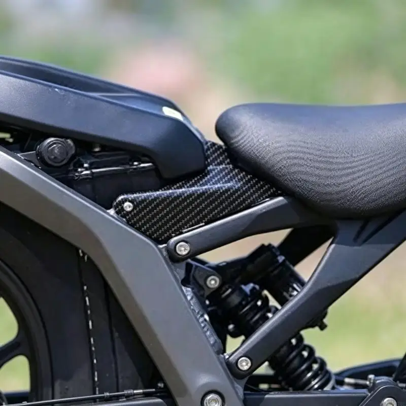 M76E Motorrad-Schlüsselbereich-Zierabdeckung mit konturierter Batterieabdeckung mit Schalenprofil – Detail 2