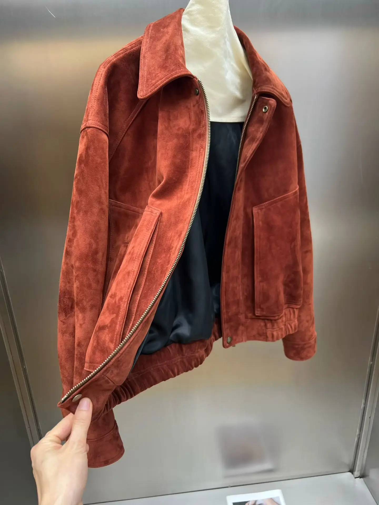 แจ็คเก็ตบอมเบอร์หนังกลับนำเข้าคุณภาพสูงสีแดงสไตล์เรโทรสำหรับผู้หญิง คอเหลี่ยม แขนพับ มีกระเป๋า เสื้อโค้ทหนังกลับแท้ 100%