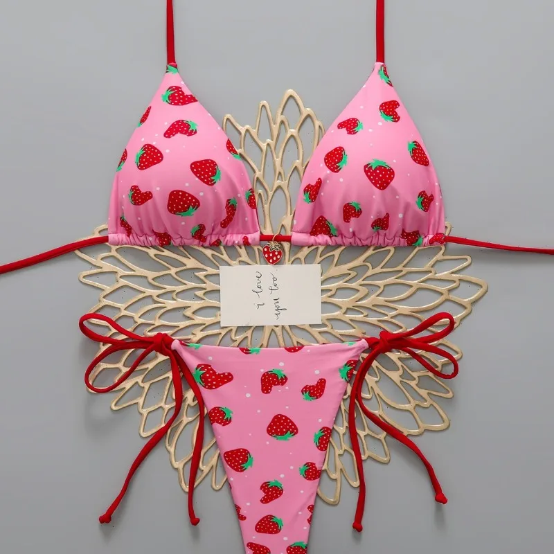 

Милый купальник для женщин: комплект бикини с принтом клубники, сексуальный купальник-стринги из двух частей, пляжная одежда для женщин 2026