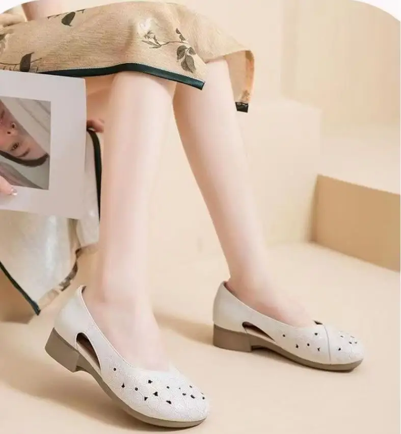 Sandalias planas de verano 2026 para mujer, zapatos huecos de tacón bajo para madres y señoras de mediana edad y mayores