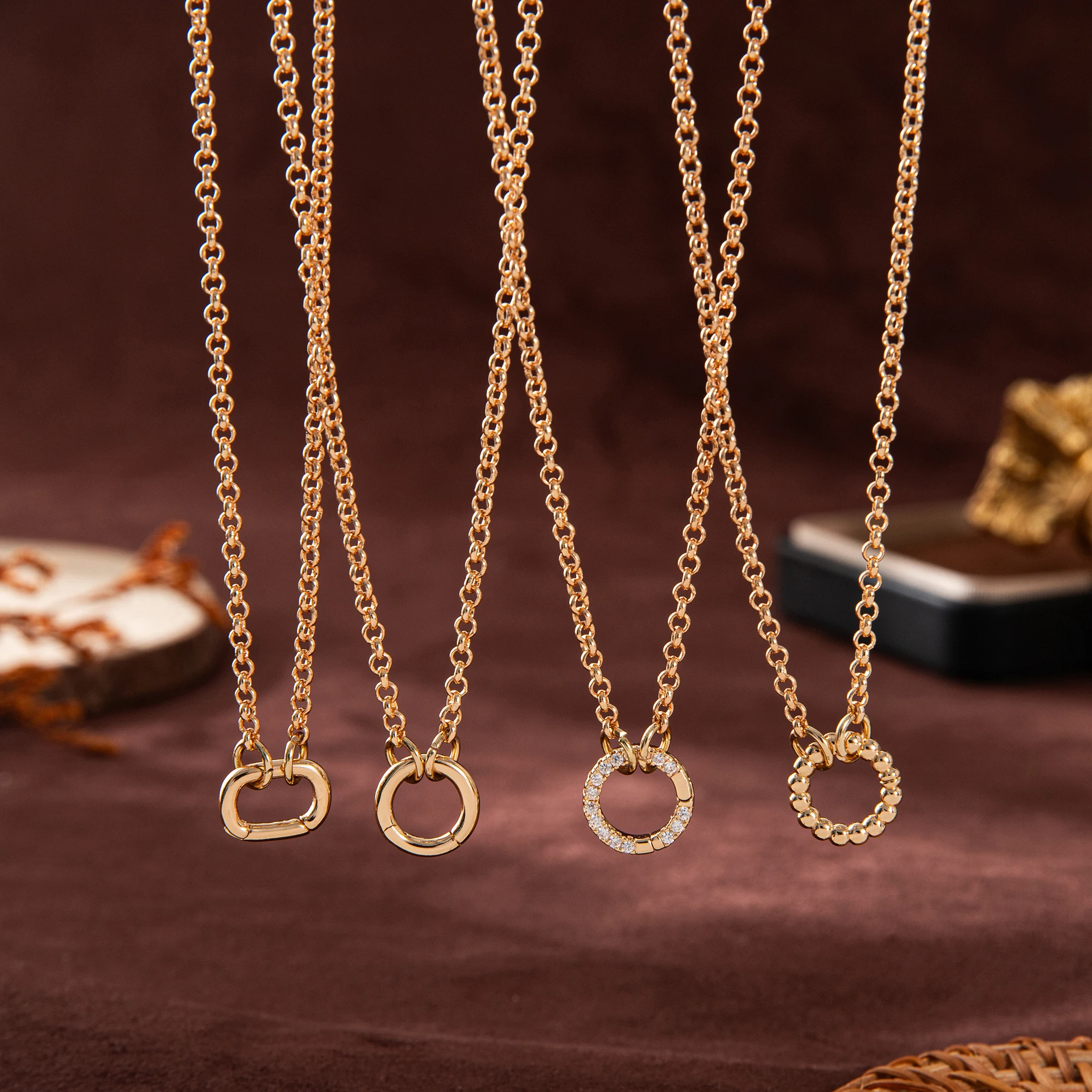 18K Vergoldete Kupfer-Halskette mit Exquisitem Rundem Anhänger und Kristallverzierung, Elegantes Schmuckgeschenk – Detail 3