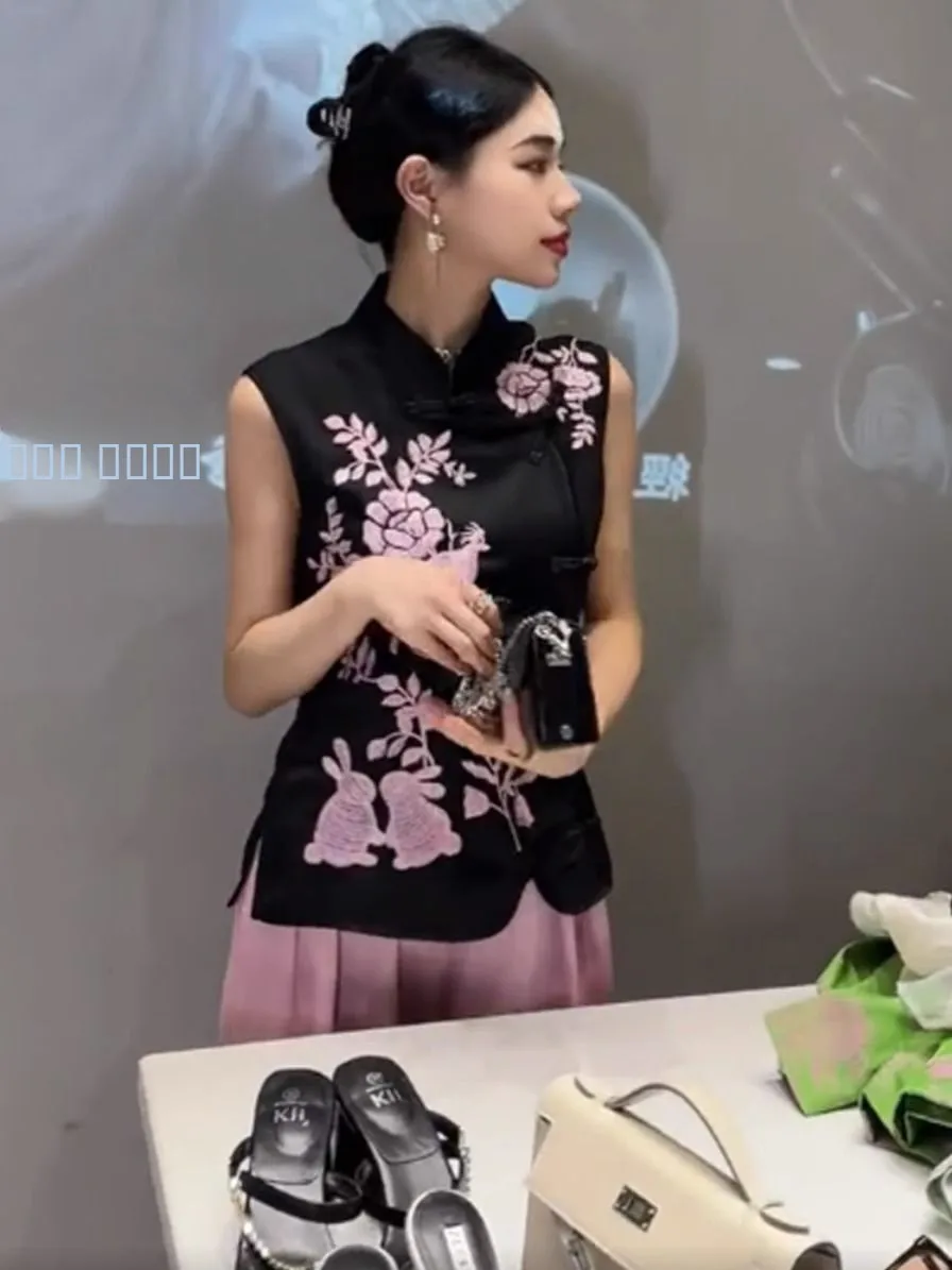 เสื้อแจ็คเก็ตปักลายสไตล์จีนใหม่สำหรับผู้หญิง ฤดูใบไม้ผลิ ฤดูร้อน 2025 คอตั้ง ติดกระดุม เสื้อกั๊กผู้หญิง