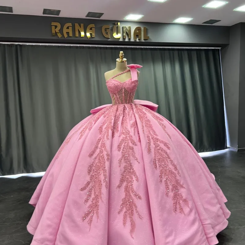 

Блестящие розовые платья Quinceanera по индивидуальному заказу с открытыми плечами, кружевная аппликация с кристаллами, тюль, длинный хвост, бант, Vestido 15, Quinceanera