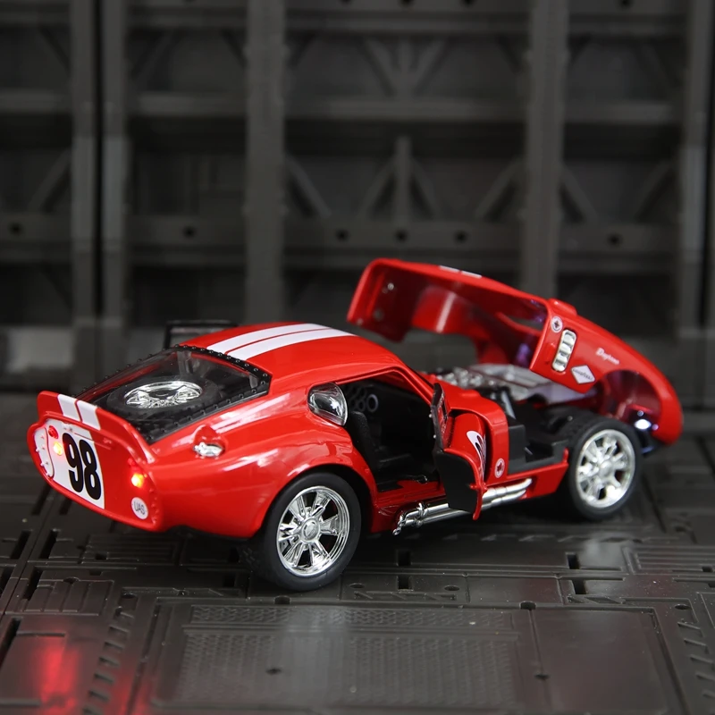 

Модель автомобиля Ford Shelby Cobra из сплава металла в масштабе 1:32, двери, передний капот и крышка багажника также открываются, отличное качество изготовления.