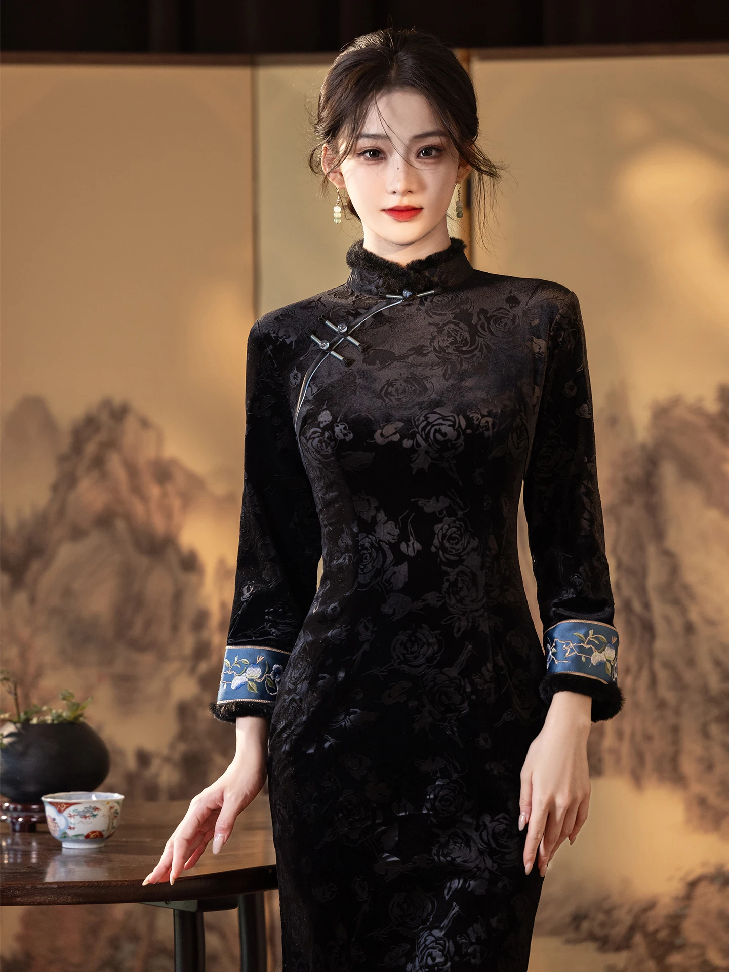 

Черное зимнее пальто-халат с меховой подкладкой, утепленное, с длинными рукавами, в винтажном стиле, с высоким разрезом, для повседневной носки, теплое, комфортное, стройнящее