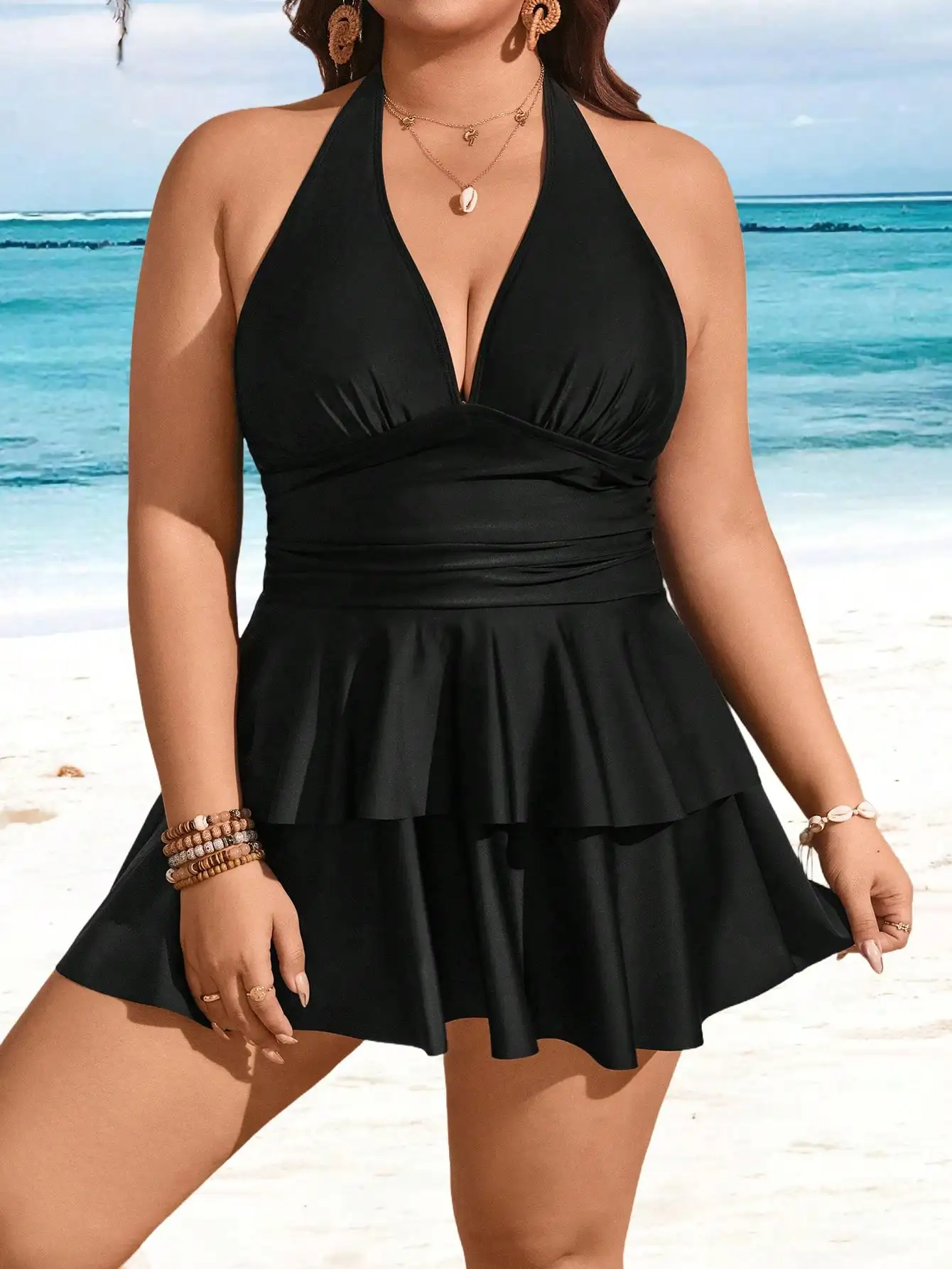 

Черное пляжное платье-халтер больших размеров с драпировкой и двухслойной юбкой-воланом для отпуска на пляже