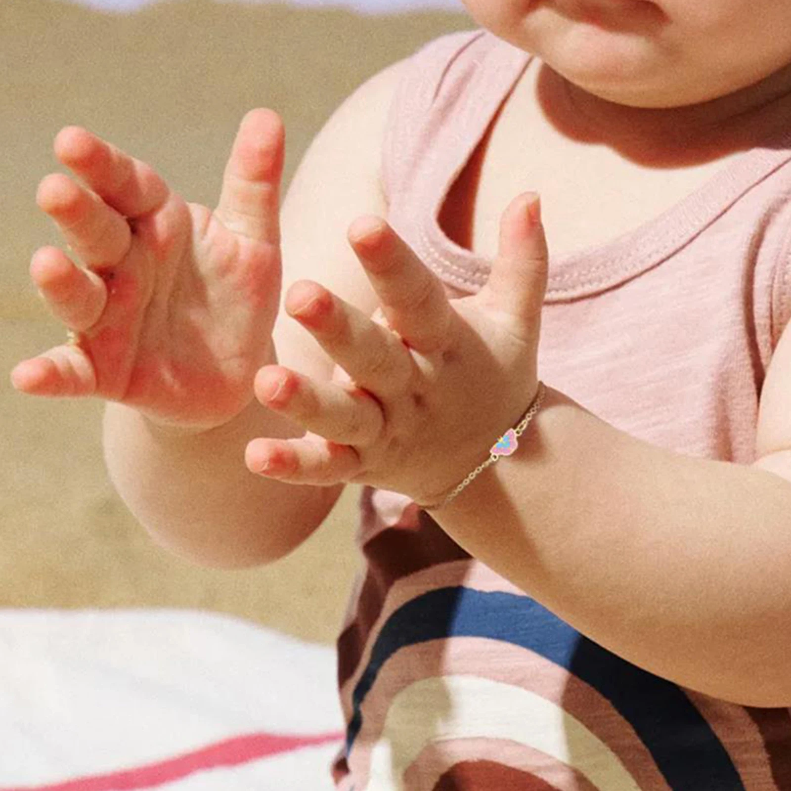 سوار على شكل فراشة للأطفال الأولاد والبنات، أساور من الفولاذ المقاوم للصدأ باللون الذهبي، هدية عيد ميلاد لحفلات الأطفال، لا تسبب الحساسية